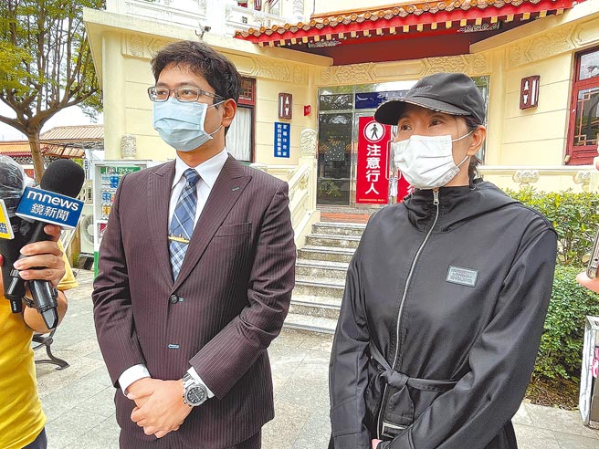 新北市中和區上月10日發生警匪追逐，警員連開3槍造成27歲鍾姓乘客頭部中彈死亡，鍾母（右）4日由律師陳佳鴻（左）陪同指出，將對開槍警員提告。（葉書宏攝）