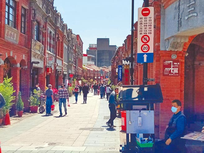 新北市三峡老街昨日人潮大幅锐减，业者感嘆生意掉7成，为了打破疫情影响，三峡老街商圈协会抢先推出云旅游模式，推出线上导览、线上DIY课程，盼创出一波商机。（蔡雯如摄）