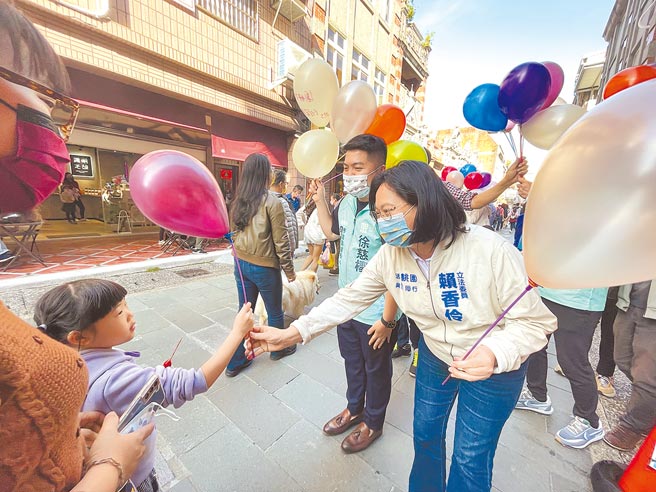 民眾黨立委賴香伶（右）積極搶攻桃園市長，兒童節在大溪老街造勢盼拉抬民調聲勢。（呂筱蟬攝）