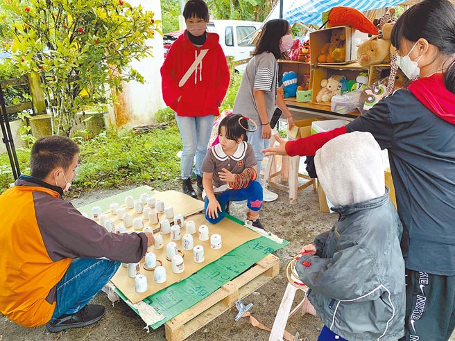 花莲「五味屋」每年儿童节都会准备系列活动庆祝，今年首次举办市集，让孩子担任「摊主」自行规画、执行，藉此激发孩童创意。（五味屋提供／罗亦晽花莲传真）