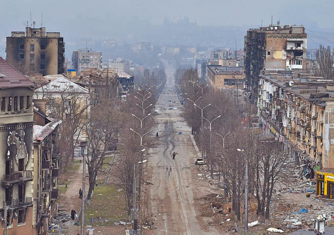 烏克蘭指控俄軍在基輔附近小鎮殘殺400多位平民。圖為烏克蘭南部港口城市馬立波受到戰火摧殘。（路透）