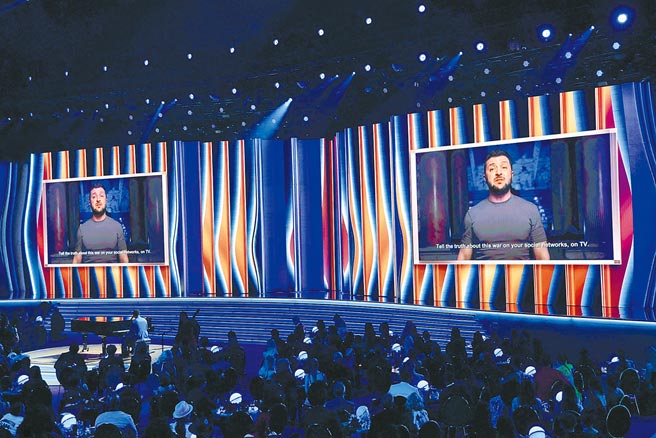 乌克兰总统泽伦斯基3日在第64届葛莱美奖以录制影片方式致词，呼吁各界反战。（路透）