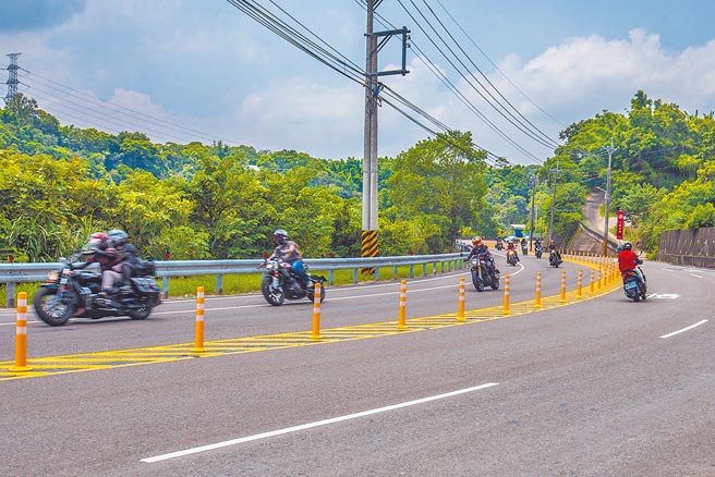 峨眉鄉台3線北上「死亡路段」改為1快1慢車道，路中畫槽化線並設防撞桿，迫使重機騎士必須減速，達到預防重機飆速車禍的效果。（羅浚濱攝）