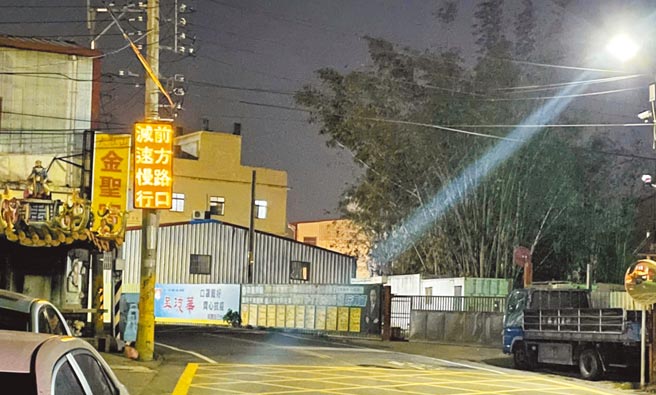 台中市烏日區溪岸路因位置偏遠、夜間燈光照明不足，交通局設置自主性發光的LED發光提醒標誌，提升道路交通安全。（交通局提供／林欣儀台中傳真）