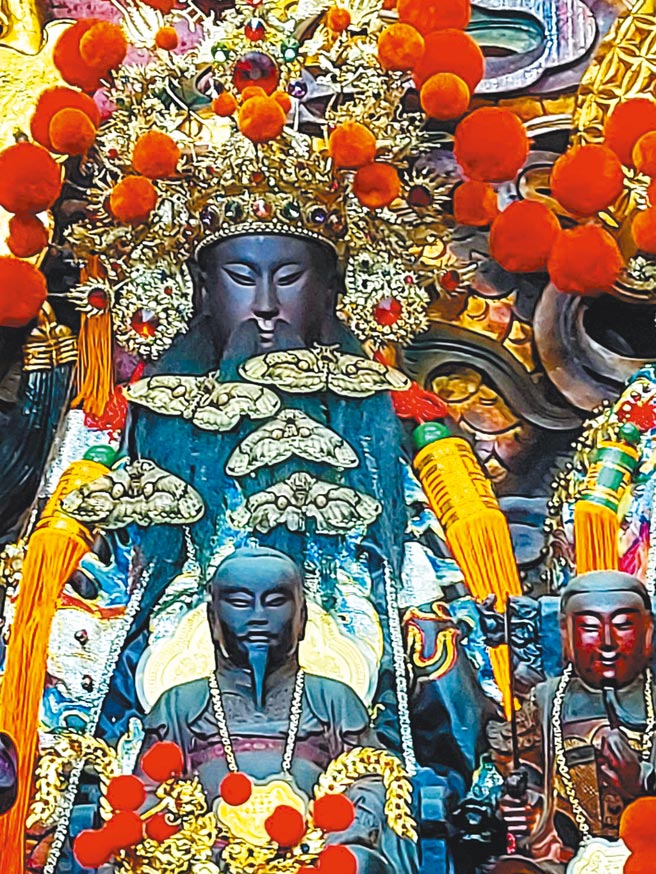 嘉义县阿里山乡受镇宫每年玄天上帝诞辰前后就会有大型的枯球罗纹蛾到访，停在玄天上帝神尊上，有「神蛾祝寿」的美称。（受镇宫提供／张亦惠嘉县传真）