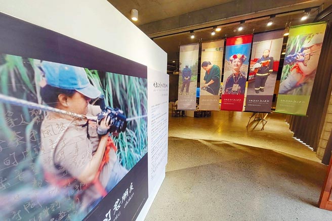 南王实小办理吕育芸影像回顾展，透过一幕幕影像纪录，传达她对部落的热爱。（蔡旻妤摄）