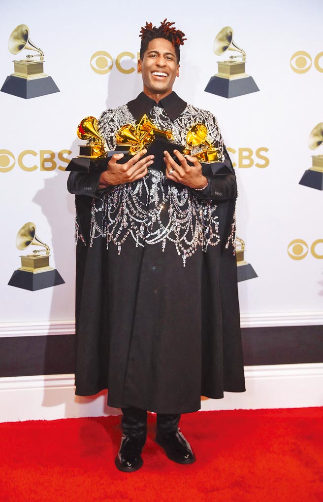 强巴提斯昨在葛莱美拿下5项大奖，成为本届大赢家。（路透）