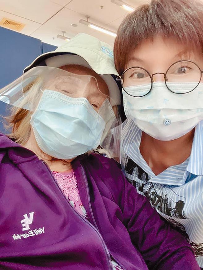 唐美雲（右）事母至孝，與媽媽唐冰森感情非常親密。（摘自唐美雲臉書）