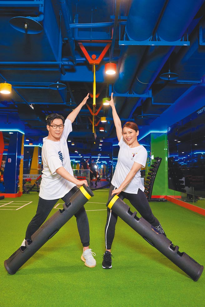 品冠（左）、周蕙日前相約赴健身房運動、鍛鍊肺活量，積極備戰演唱會。（種子音樂提供）