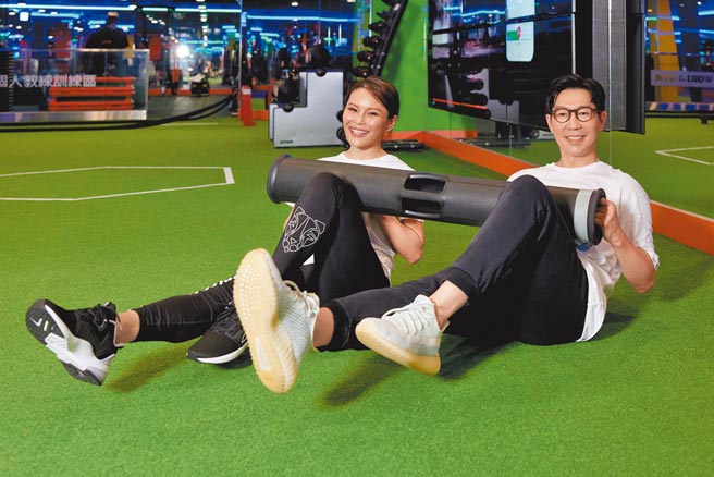 品冠（右）、周蕙日前在健身房運動，專注訓練柔軟度、平衡感。（種子音樂提供）