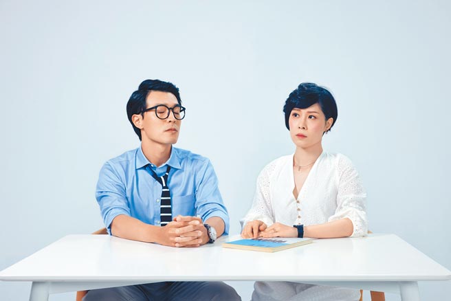 電影《咒》女主角蔡亘晏（右）在舞台劇《婚內失戀》與黃俊傑詮釋一對夫妻。（巨宸製作提供）