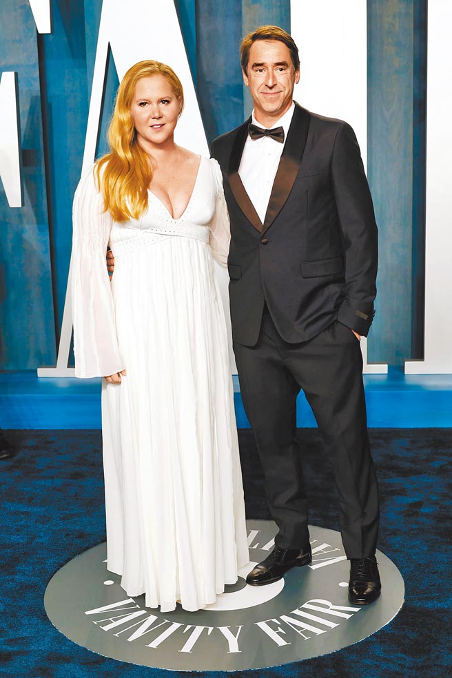 艾米舒默（左）一句话惹争议，但穿上Chloe仍展现出自己的独特美感。（Chloe提供）