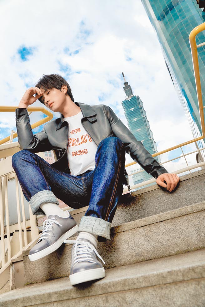 范少勋以经典风格衣着，穿上Berluti Playtime鞋履，打造台北都会绅士该有的经典形象。（Berluti提供）