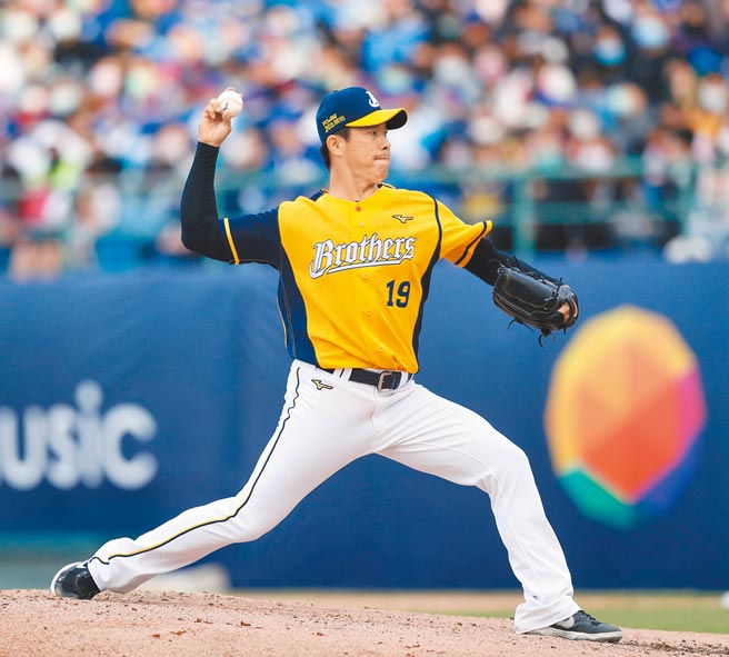 郑凯文昨先发主投6局仅失1分，送出2K夺下胜投。（陈怡诚摄）