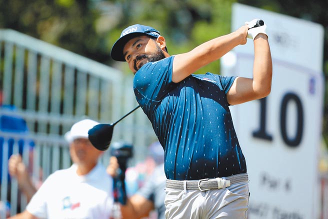 史鲍昨在第10洞奋力开球的专注模样。（路透）