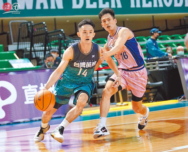 蒋淯安（左）运球突破林韦翰的防守准备切入禁区。（T1联盟提供）
