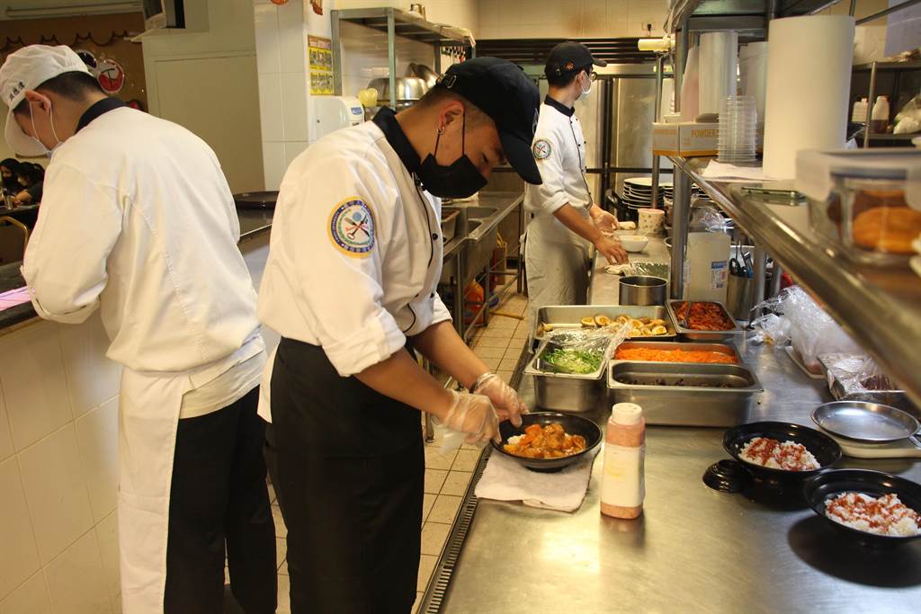 義守大學實習餐廳提供場域讓學生自己「開店」當老闆。（義守大學提供／林瑞益高雄傳真）