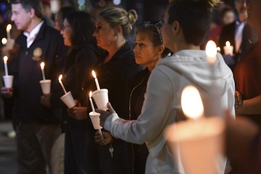 美国加州首府沙加缅度枪击案，造成6死12伤，事件发生后家属在现场哀悼。图/美联社(photo:ChinaTimes)