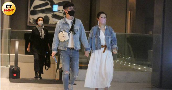 Selina與新男友穿著情侶裝參加黃子佼的生日會，打扮看來休閒，不過光是包包和腰帶都是名牌，走的是低調奢華路線。（圖／本刊攝影組）