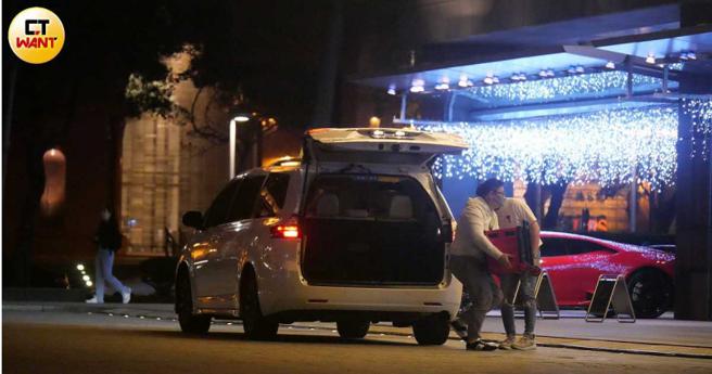 生日會中間男友曾下樓去搬東西，應為他提供生日會飲用的酒水。（圖／本刊攝影組）