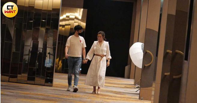 男友身上的簡單白T恤「AMI」約台幣三、四千元。（圖／本刊攝影組）