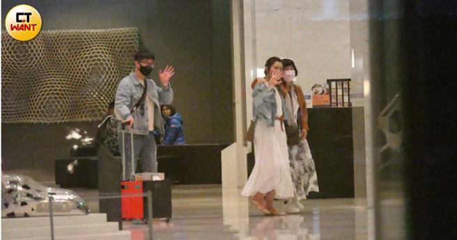 當天大家都顯得很盡興，男友跟著任媽後面一同離開時，還與其他人揮手道別，看來相當融入Selina的朋友圈。（圖／本刊攝影組）