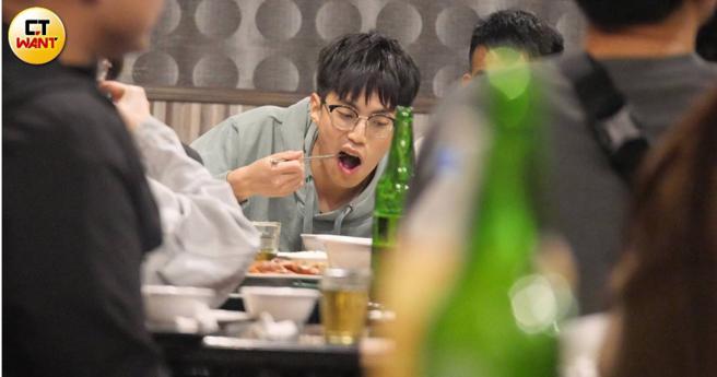 《全明星》的男状元徐谋俊日前现身热炒店大口吃菜。（图／本刊摄影组）