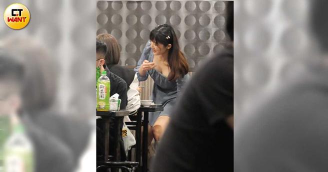 女神林茉晶穿着灰色的低胸洋装，弯腰时乳沟立现。（图／本刊摄影组）