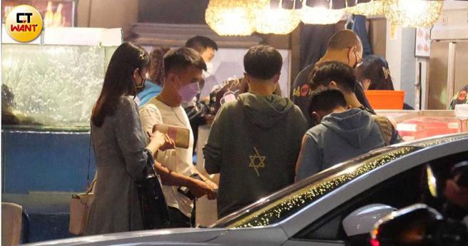 一小时后一行人吃饱喝足在店门口閒聊并算钱。（图／本刊摄影组）