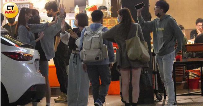 散会前徐谋俊与林茉晶及另一位女性友人挥手道别。（图／本刊摄影组）