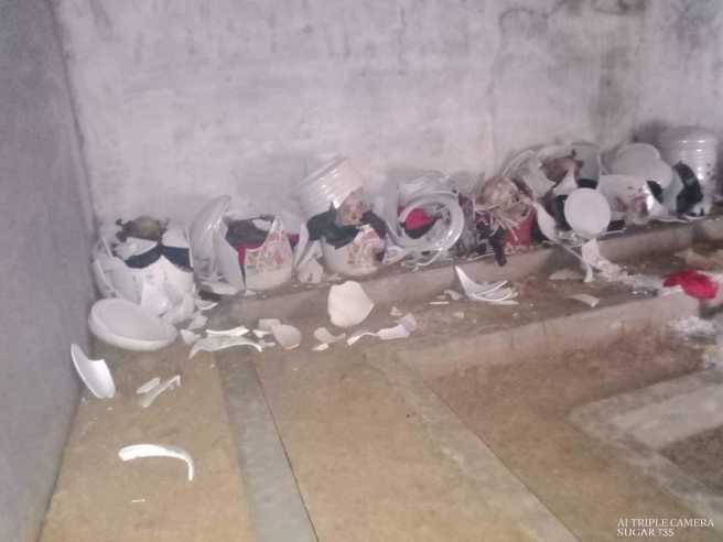 新北市土城区忠义路上的邱氏祖墓，遭恶意份子闯入，打破所有祖先骨灰罈。（翻摄自脸书粉专《八号商店》）