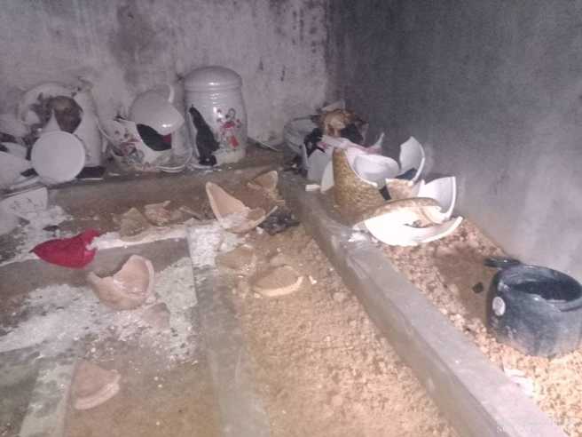 新北市土城区忠义路上的邱氏祖墓，遭恶意份子闯入，打破所有祖先骨灰罈。（翻摄自脸书粉专《八号商店》）