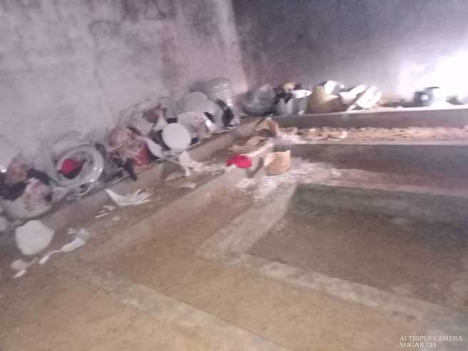 新北市土城区忠义路上的邱氏祖墓，遭恶意份子闯入，打破所有祖先骨灰罈。（翻摄自脸书粉专《八号商店》）