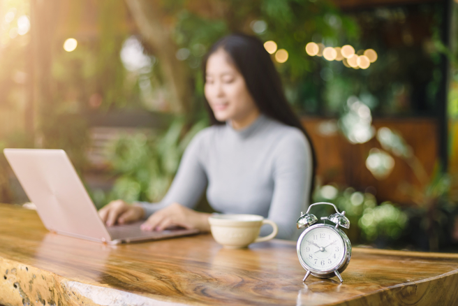 女员工自愿加班，离职后竟跑去劳工局检举老板。（图／shutterstock）