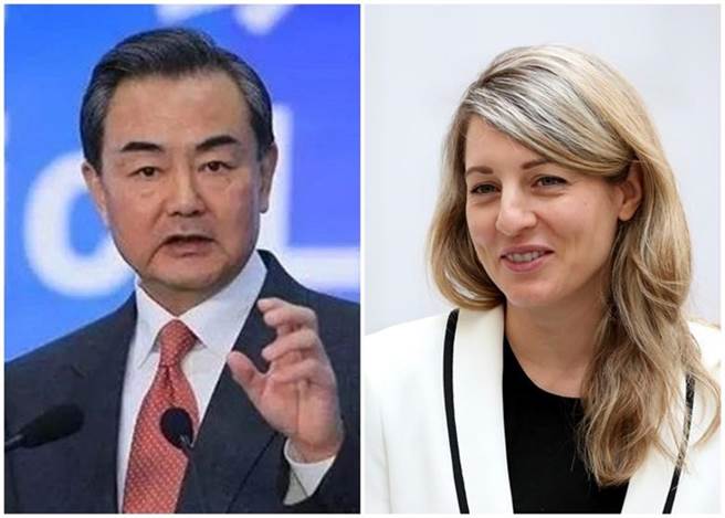 王毅（左）與喬美蘭（右）通電話，討論中加關係。（香港東網）