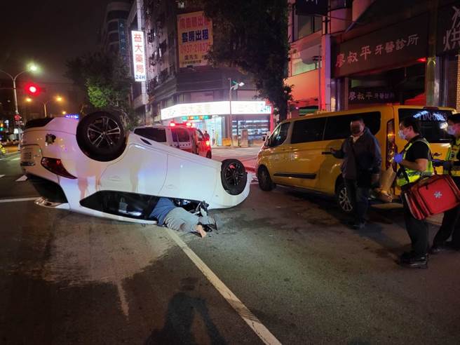 台中市北区进化北路与大德街口6日发生一起自小客车擦撞计程车交通事故 ，造成白色汽车翻车。（民眾提供／卢金足台中传真）