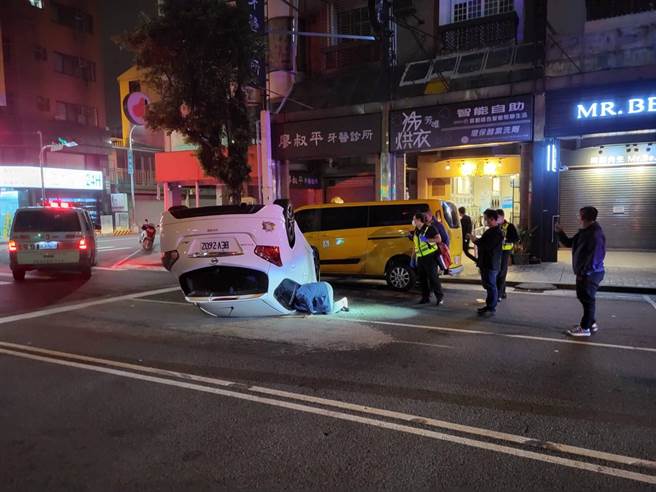 台中市北区进化北路与大德街口6日发生一起自小客车擦撞计程车交通事故 ，造成白色汽车翻车。（民眾提供／卢金足台中传真）