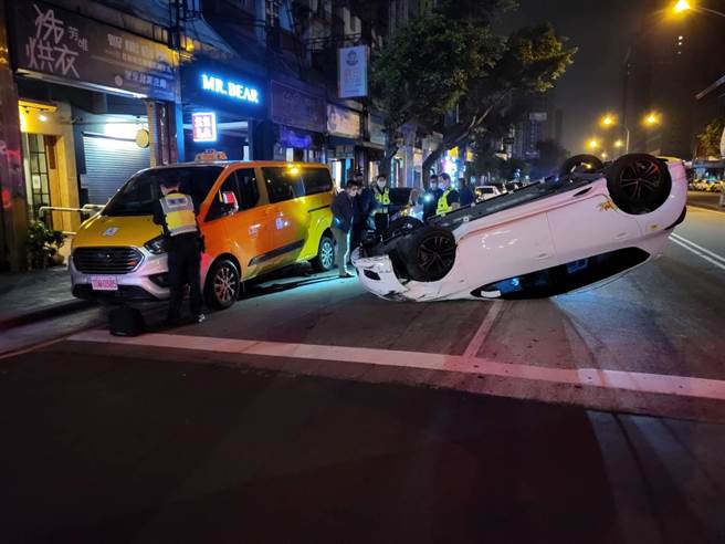 台中市北区进化北路与大德街口6日发生一起自小客车擦撞计程车交通事故 ，造成白色汽车翻车。（民眾提供／卢金足台中传真）