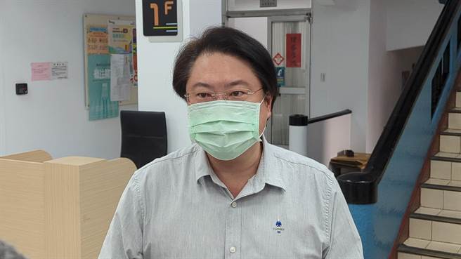 基隆市长林右昌6日一早说明，爱心筛检找出4例确诊个案，当中2例感染源不明，希望能减缓病毒扩散速度，但不会以清零为目的。（记者陈敬哲摄）