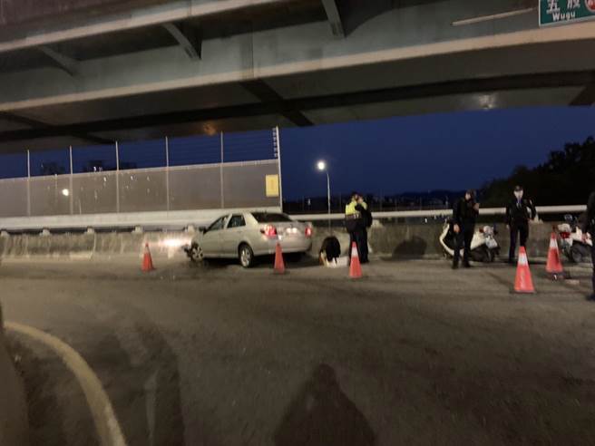 通緝犯王男駕贓車自撞護欄。（翻攝畫面）