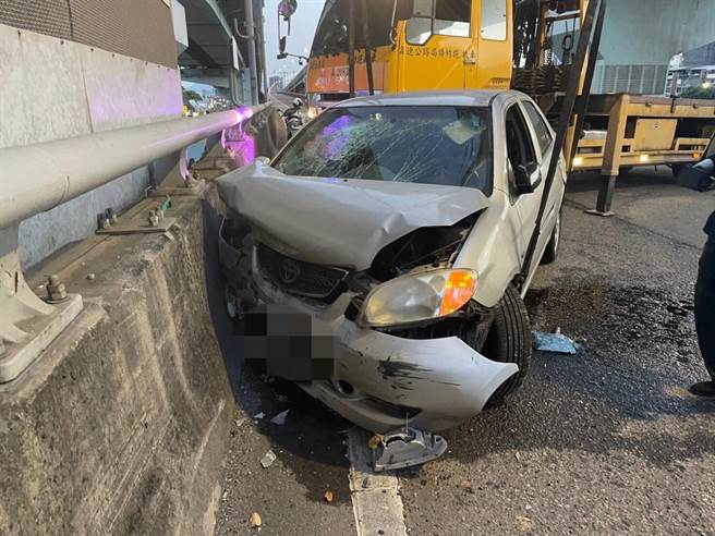 通緝犯王男駕贓車自撞護欄。（翻攝畫面）