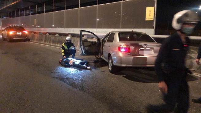 通緝犯王男駕贓車自撞護欄，昏迷送醫。（翻攝畫面）