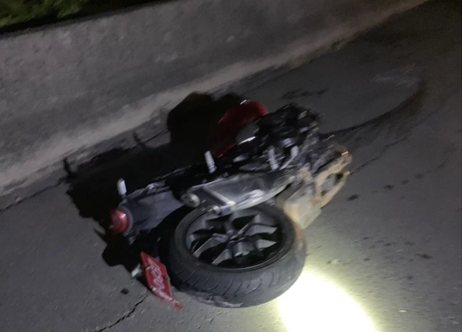 台61线口湖段重机撞护栏，骑士喷飞对向遭辗躯干破碎。(戴志扬翻摄/云林消防局提供)
