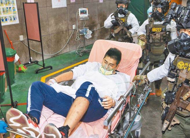 枪手黄泳群当场连开4枪狙杀何姓咖啡商，台北地检署查出幕后主谋是天道盟华山会成员许杜群。(中时资料库)