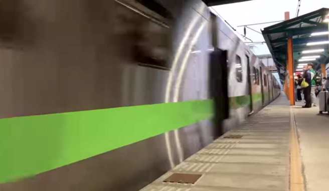 台鐵新車的防墜板斷裂，在高速行駛中飛來飛去。(翻攝自 台灣便當管理局-附屬鐵路部臉書)