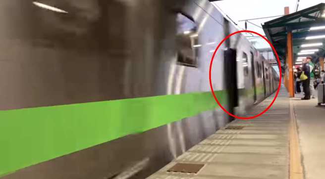 台鐵新車的防墜板斷裂，在高速行駛中飛來飛去，被網友捕捉到PO上網。(翻攝自 台灣便當管理局-附屬鐵路部臉書)