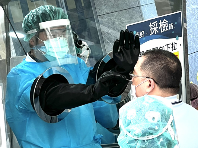 新冠肺炎疫情持續蔓延，民眾一早前往醫院篩檢。（范揚光攝）
