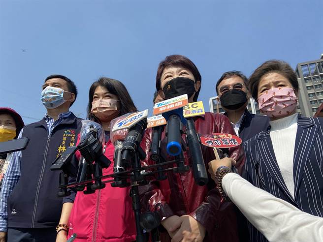 台中市長盧秀燕上午在主持烏日高鐵特區好宅開工典禮後受訪時表示，台北市長柯文哲等6人，唱歌未按規定戴口罩，已違反防疫規定開罰3000元。（盧金足攝）