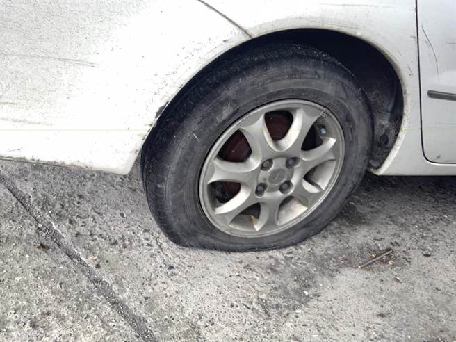 宜兰县延平派出所3月30日接获民眾报案，位于国道5号下的七张共乘停车场，有3辆自小客车疑似遭恶意放风消气。（宜兰警察分局提供／吴佩蓉宜兰传真）