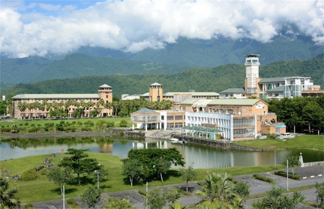 东华大学一名马来西亚籍的大一国际生昨深夜确诊，校方今赶紧发布公告，即起至16日暂停到校实体上课。（东华大学提供／罗亦晽花莲传真）